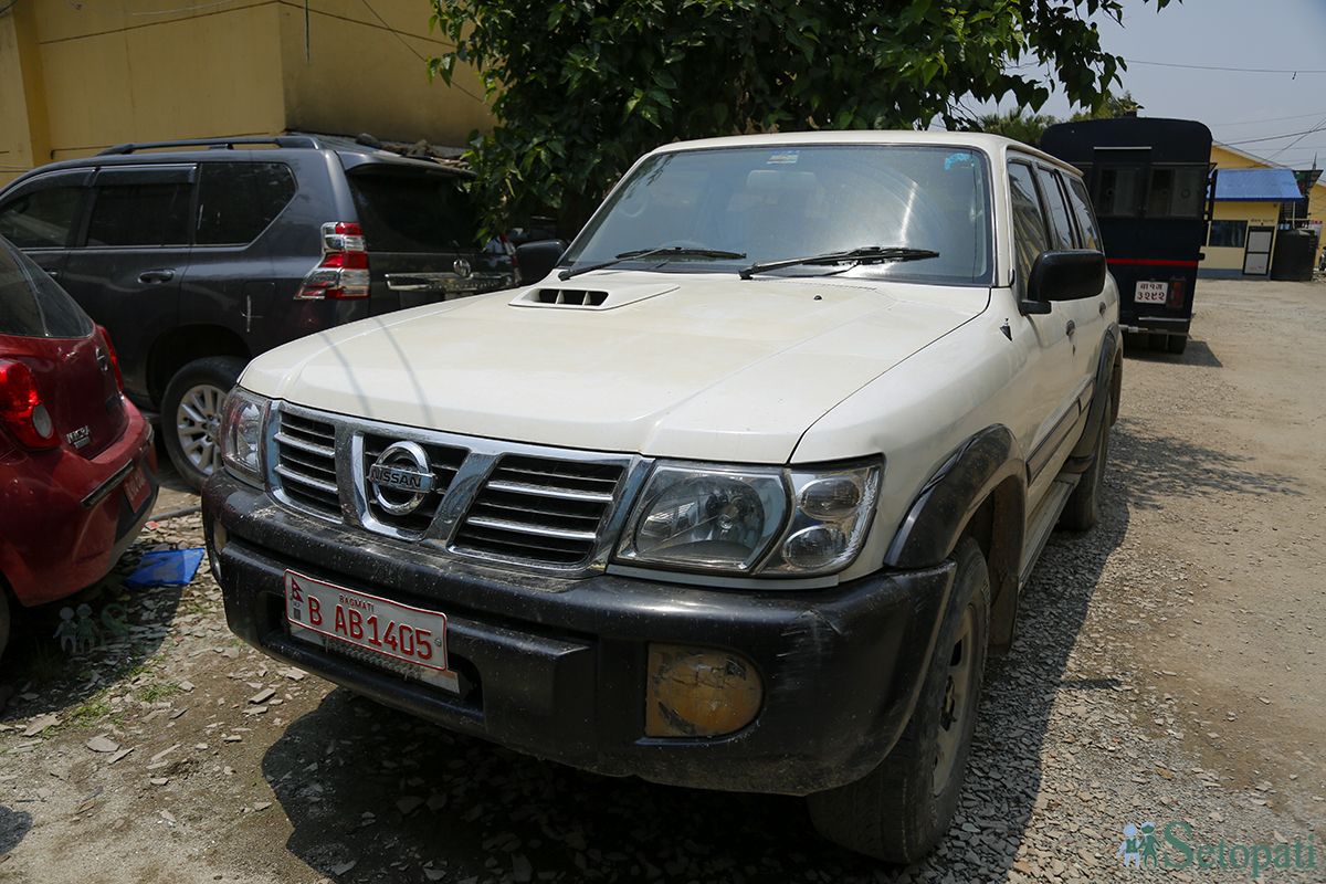 नक्कली भुटानी शरणार्थी प्रकरणमा प्रहरीले बरामद गरेको गृह मन्त्रालयको गाडी। तस्बिरः नवीनबाबु गुरूङ/सेतोपाटी